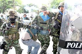 Thái Lan: Đụng độ giữa người biểu tình “áo đỏ” và lực lượng an ninh