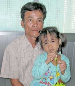 Hãy giúp bé gái bị đa dị tật bẩm sinh