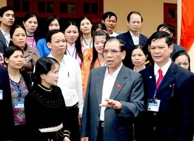 Tổng Bí thư Nông Đức Mạnh tiếp xúc với cử tri tỉnh Thái Nguyên