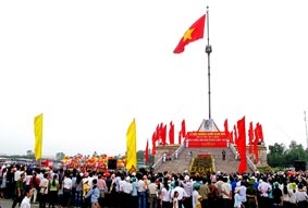 Trang nghiêm lễ Thượng cờ lễ hội thống nhất non sông