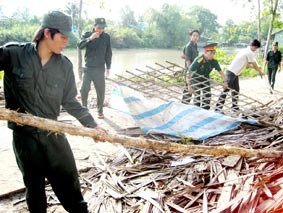 Đại diện lãnh đạo thành phố thăm hỏi, hỗ trợ các gia đình bị thiệt hại do lốc xoáy ở huyện Cờ Đỏ