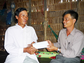 Trao tiền từ thiện