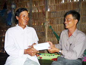 Trao tiền từ thiện