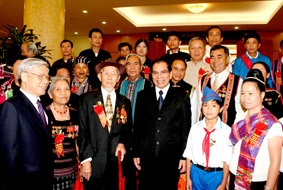 Tổng Bí thư Nông Đức Mạnh và Chủ tịch Quốc hội Nguyễn Phú Trọng gặp mặt đại biểu các dân tộc thiểu số