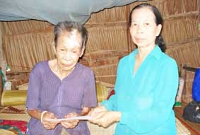 Trao tiền từ thiện