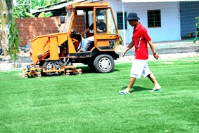 Khai trương sân bóng đá thảm cỏ 
nhân tạo đạt chất lượng châu Âu