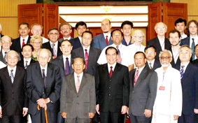 Tổng Bí thư Nông Đức Mạnh tiếp các đoàn quốc tế dự Hội thảo khoa học quốc tế “Di sản Hồ Chí Minh trong thời đại ngày nay”