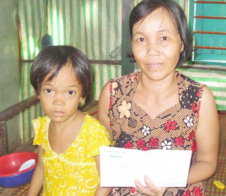 Trao tiền từ thiện