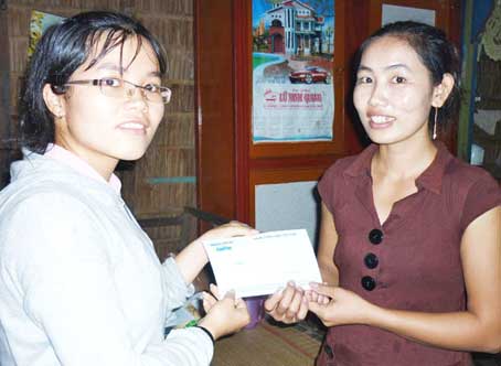 Trao tiền từ thiện