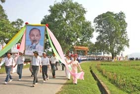 Lễ rước ảnh Bác Hồ qua các thời kỳ về khu di tích Kim Liên