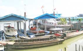Báo động tình trạng người dân dùng phương tiện không đảm bảo an toàn giao thông qua sông Hậu