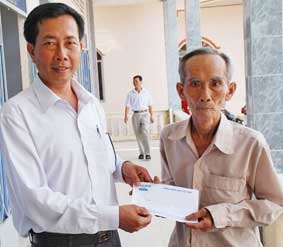 Trao tiền từ thiện