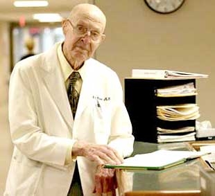Bác sĩ 100 tuổi vẫn hành nghề