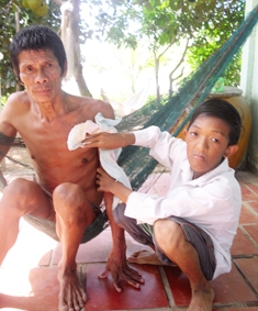 Cậu học trò nghèo, bệnh tật !