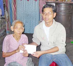 Trao tiền từ thiện