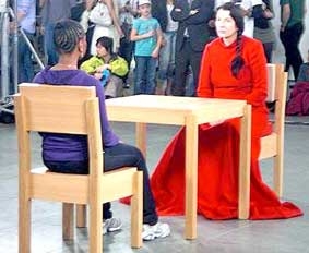 Ngồi cho người khác nhìn suốt 700 giờ