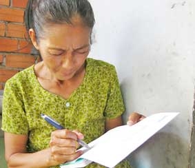 Trao tiền từ thiện