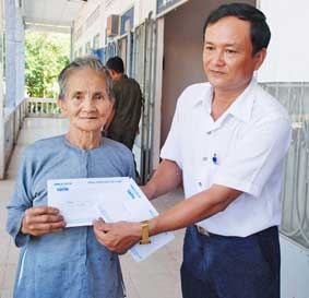 Trao tiền từ thiện