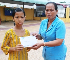 Trao tiền từ thiện