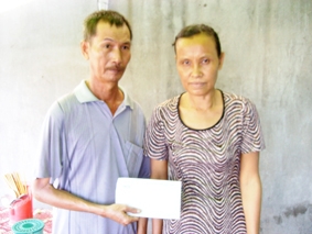 Trao tiền từ thiện