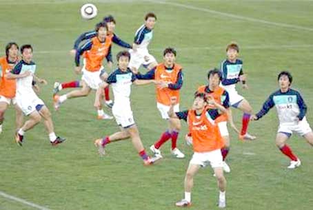 HÀN QUỐC - HY LẠP, 18H30, SÂN NELSON MANDELA BAY<br>
<i>Trận mở đầu quyết định</i>