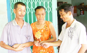 Trao tiền từ thiện