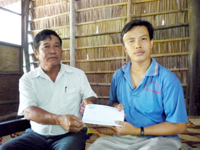 Trao tiền từ thiện