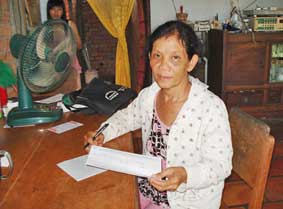 Trao tiền từ thiện