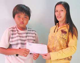 Trao tiền từ thiện