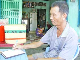 Trao tiền từ thiện