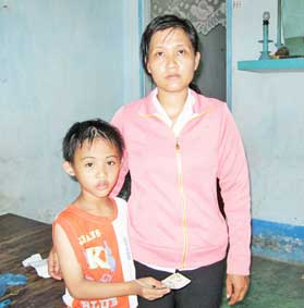 Trao tiền từ thiện