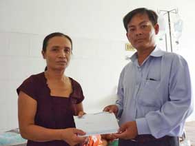 Trao tiền từ thiện