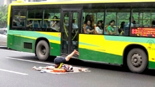 Tập yoga giữa đường