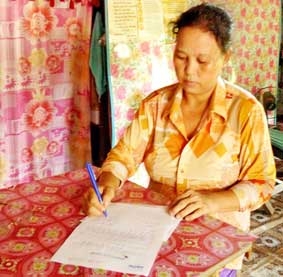 Trao tiền từ thiện