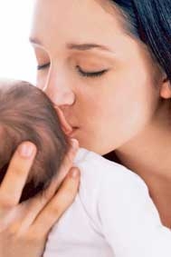 Nụ hôn của mẹ bảo vệ trẻ 
khỏi nhiễm trùng?