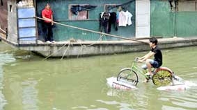 Xe đạp lội sông