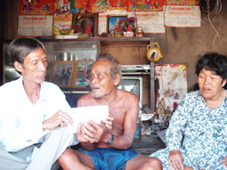 Trao tiền từ thiện