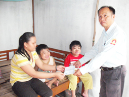 Trao tiền từ thiện