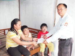 Trao tiền từ thiện