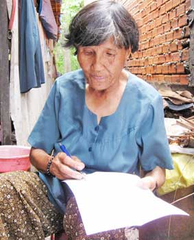 Trao tiền từ thiện