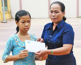 Trao tiền từ thiện