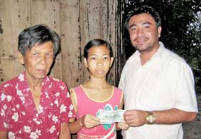 Trao tiền từ thiện