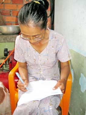 Trao tiền từ thiện