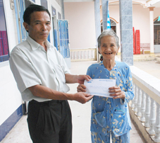 Trao tiền từ thiện