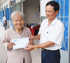 Trao tiền từ thiện