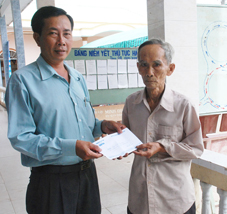 Trao tiền từ thiện