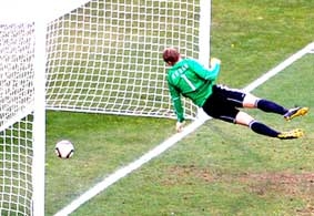 Người Đức yêu cầu công nhận bàn thắng của Anh