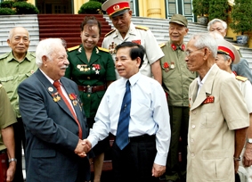 Chủ tịch nước Nguyễn Minh Triết tiếp các đại biểu cựu chiến binh Trung đoàn 803, Liên khu 5