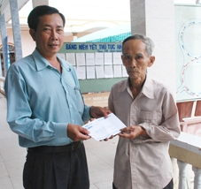 Trao tiền từ thiện