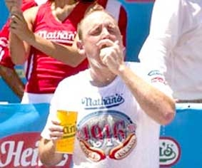 Kỷ lục gia ăn bánh hot dog